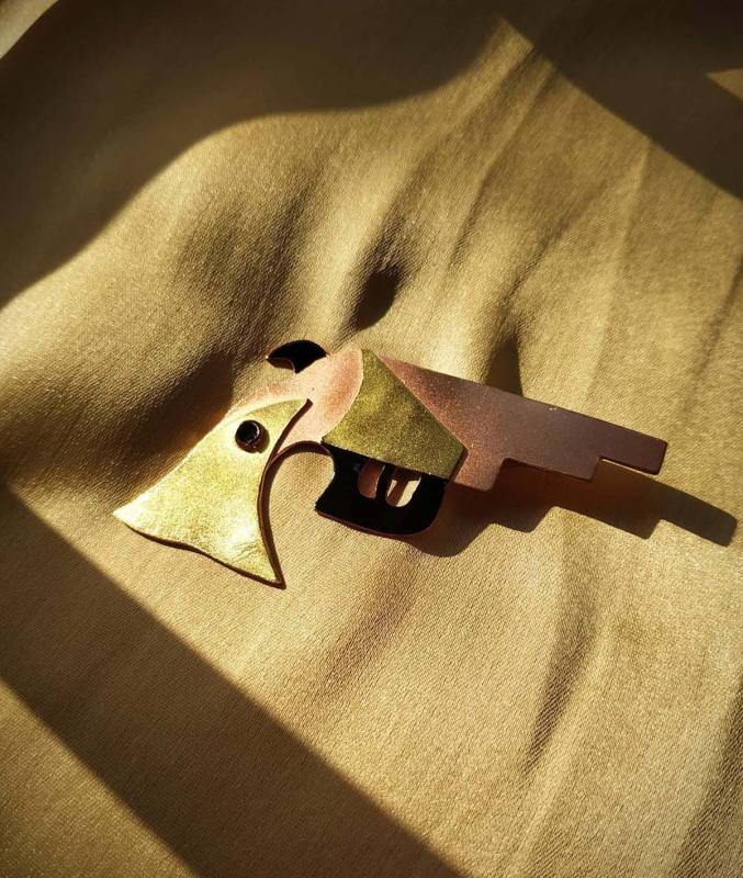 GUN BROOCH