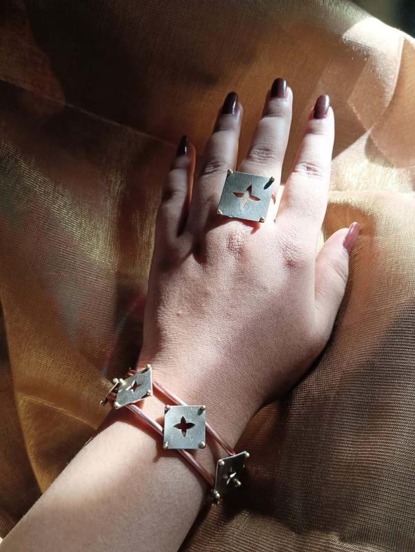 NAYAAB BANGLE (1 PC)